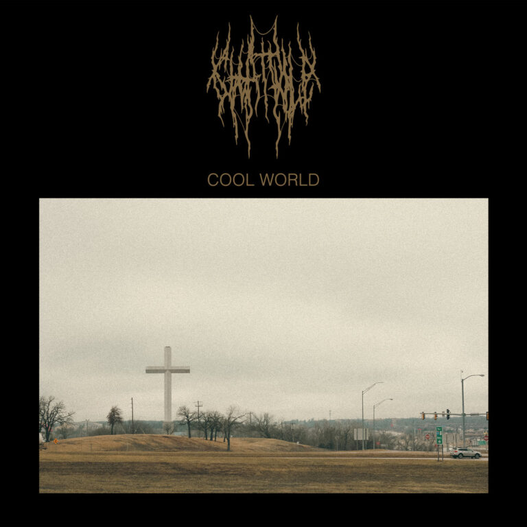 Ein überdimensionales Kreuz auf einer leeren Wiese unter grauem Himmel, neben einer amerikanischen Landstraße – Cover des Albums „Cool World“ von Chat Pile.