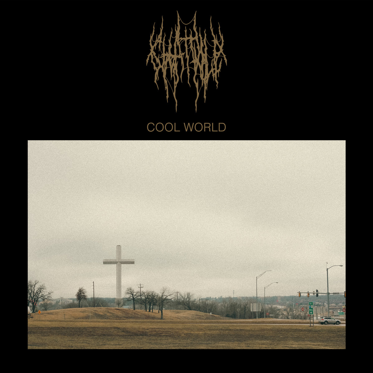 Ein überdimensionales Kreuz auf einer leeren Wiese unter grauem Himmel, neben einer amerikanischen Landstraße – Cover des Albums „Cool World“ von Chat Pile.