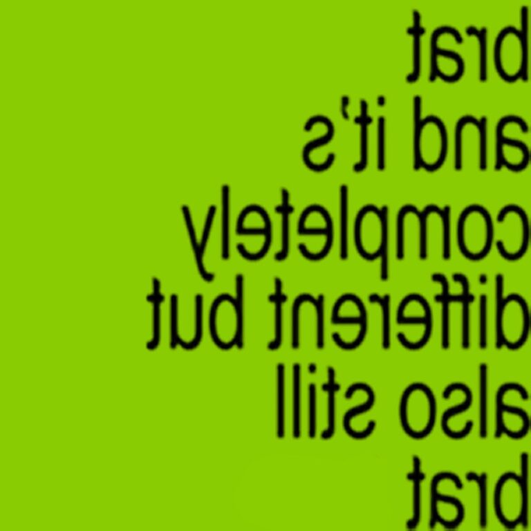 Neon-grünes Albumcover von Charli XCXs Remix-Album „brat and it's completely different but also still brat“ mit rückwärts gedrehtem, schwarzem Text in Pyramidengestaltung.