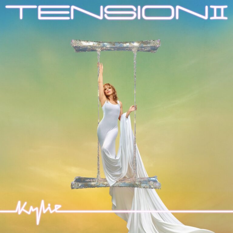 Kylie Minogue in weißem Kleid auf einer glitzernden Schaukel vor pastellfarbenem Himmel – Cover des Albums Tension II, ein Mix aus Eleganz und Pop-Fantasie.