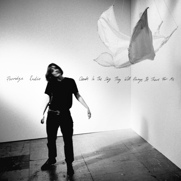 Albumcover von Clouds In The Sky They Will Always Be There For Me von Porridge Radio: Eine unscharf lachende Person steht in einer weißen Galerie, darüber schwebt ein zerrissenes Stoffobjekt, an der Wand handgeschriebener Titeltext.