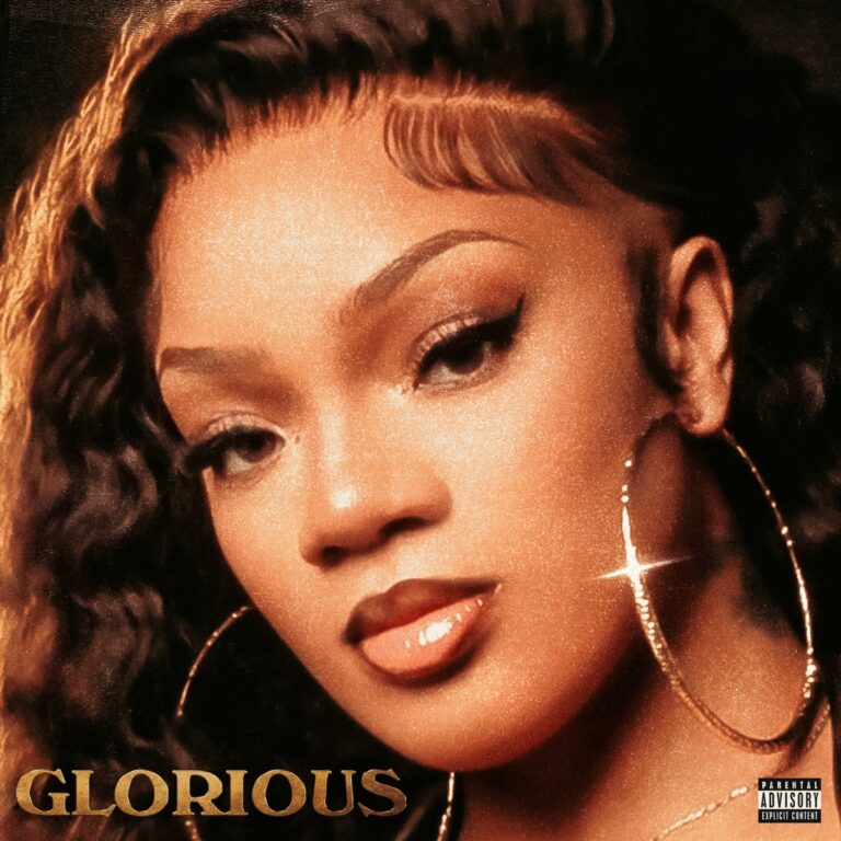 Cover des Albums „GLORIOUS“ von GloRilla: Nahaufnahme der Künstlerin mit goldenen Creolen, perfekt gestyltem Baby Hair und schimmerndem Make-up vor dunklem Hintergrund.