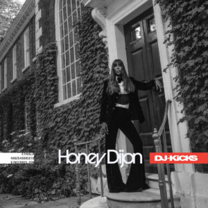 Schwarz-weißes Cover von Honey Dijons DJ-Kicks-Album: Die DJ steht im eleganten Anzug vor einer efeubewachsenen Fassade mit klassischer Tür.
