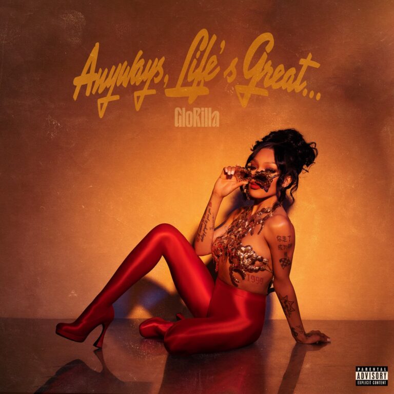 Cover der EP Anyways, Life’s Great...: GloRilla posiert vor goldenem Hintergrund in roten Latexleggings, funkelndem Top und übergroßer Schmetterlingssonnenbrille. Ihr Blick: ungerührt, selbstbewusst, unbändig. Der Look zwischen Memphis-Glam und Street-Boss-Ästhetik spiegelt die Haltung der Musik – laut, direkt, stolz.