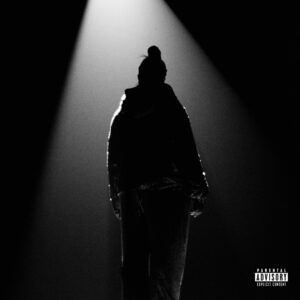 Schwarz-weißes Cover der Single „450“ von Leikeli47 – die Künstlerin als Silhouette im Spotlight, kraftvoll und geheimnisvoll inszeniert.