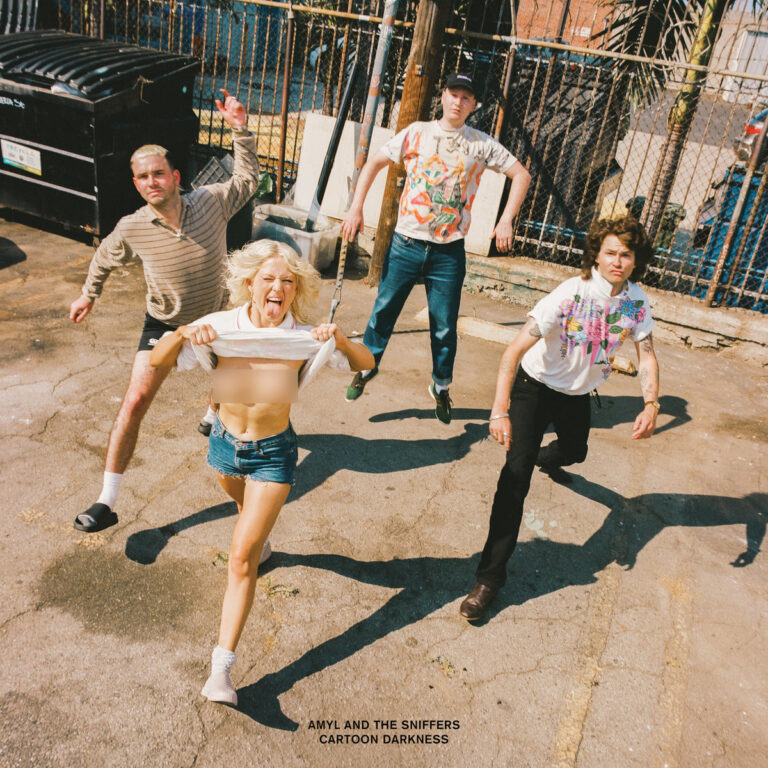 Albumcover von Cartoon Darkness von Amyl and the Sniffers: Die Band springt wild durch eine schmutzige Gasse, Amy Taylor zeigt rebellisch den Mittelfinger der Popkultur.