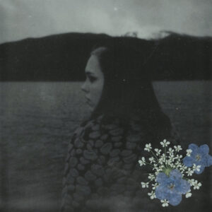 Schwarz-weißes Porträt von Soccer Mommy vor dunkler Landschaft mit See und Hügeln, ergänzt durch ein florales Detail in der unteren Ecke.