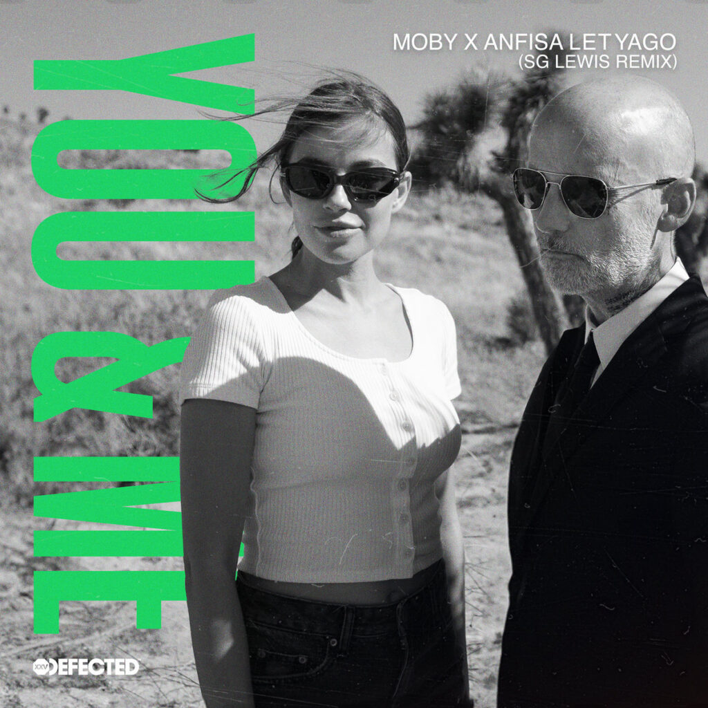 Schwarz-weißes Cover zu „You & Me (SG Lewis Remix)“ von Moby x Anfisa Letyago, mit beiden Künstlern in Sonnenbrillen vor wüstenartiger Kulisse, grüner Schriftzug.