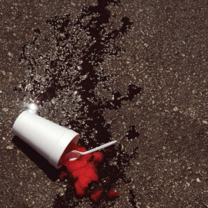 Cover zu „Much Ado About Nothing“: Ein weißer Styroporbecher mit roter Eiscreme liegt verschüttet auf heißem Asphalt – sommerlich, banal und doch voller Symbolkraft.