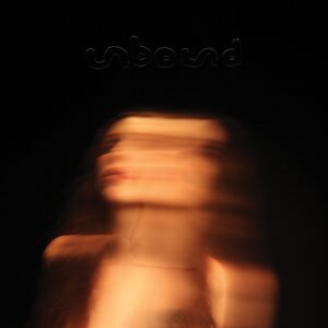 Cover der „Unbound EP“ von Chelsea Wolfe: Eine unscharfe, verwaschene Silhouette in warmem Licht auf schwarzem Hintergrund – mystisch, verletzlich und hypnotisch.
