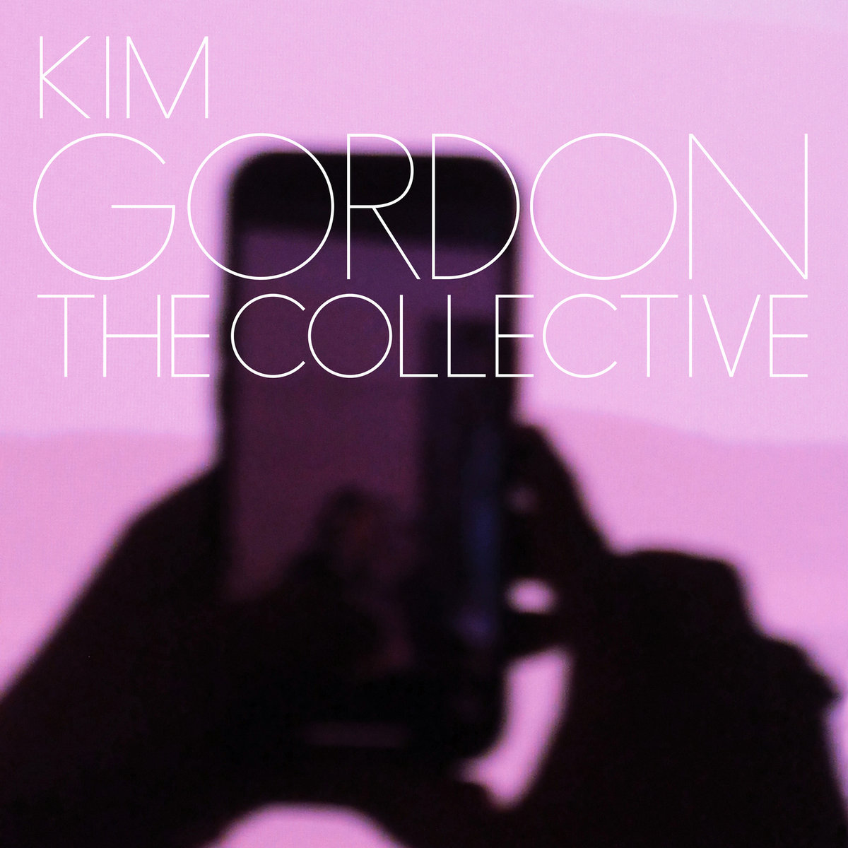 Albumcover von „The Collective“ von Kim Gordon: Unscharfe Smartphone-Silhouette vor pinkem Licht, im Vordergrund zwei dunkle Hände – abstrakt, modern, anonym.