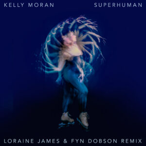 Verschwommene Bewegung einer Eiskunstläuferin vor dunkelblauem Hintergrund – Cover des „Superhuman“-Remix von Kelly Moran, Loraine James & Fyn Dobson.