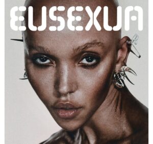 Nahaufnahme von FKA twigs mit futuristischem Ohrschmuck und intensivem Blick – Artwork zum Album „EUSEXUA“ mit experimentellem, sinnlichem Look.