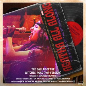 Japanese Breakfast singt leidenschaftlich in ein Mikrofon – Cover der Pop-Version von „The Ballad of the Witches' Road“ aus der Marvel-Serie Agatha: Darkhold Diaries.