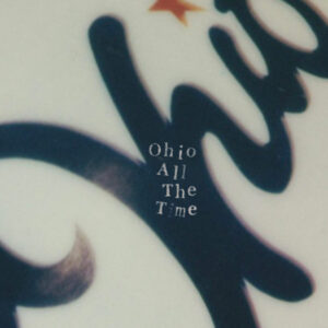 Albumcover von Mommas Single „Ohio All the Time“ mit verschwommener Nahaufnahme eines Schriftzugs und kleinem roten Stern, nostalgisch und minimalistisch gehalten.