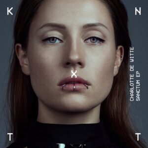 Cover der Sanctum EP von Charlotte de Witte feat. Marion Di Napoli: Hypnotischer Techno trifft auf spirituelle Gesänge und dunkle Klanglandschaften.