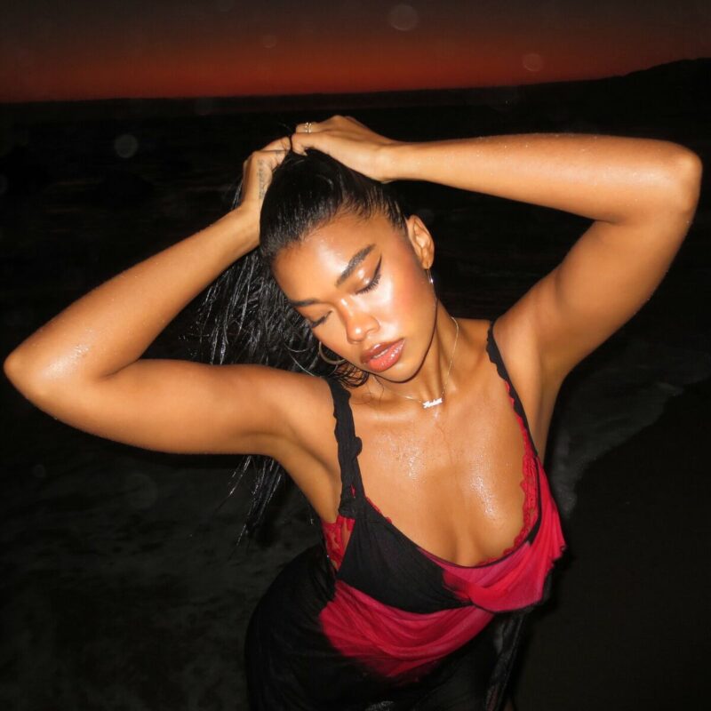 Amber Mark posiert in nasser Kleidung vor einem dunklen Sonnenuntergang – sinnlich, stark und selbstbewusst wie ihre neue Single „Sink In“.