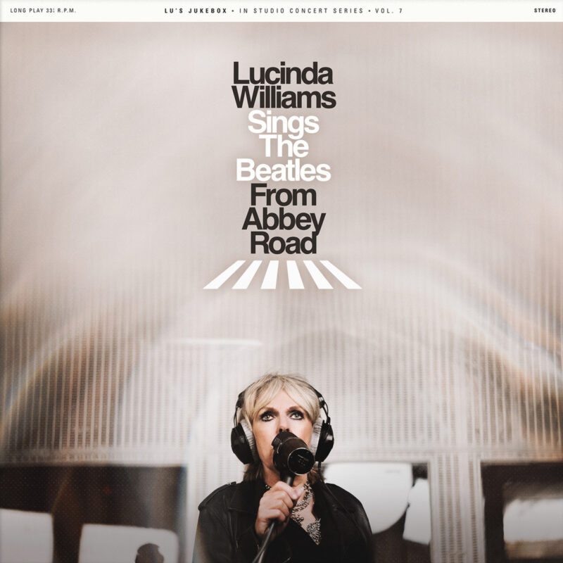 Albumcover von „Lucinda Williams Sings The Beatles From Abbey Road“ mit der Sängerin beim Singen im Studio, Kopfhörer tragend, vor ikonischem Abbey-Road-Hintergrund.