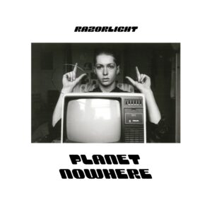 Schwarz-weißes Foto eines Jugendlichen hinter einem alten Fernseher, mit Fingerzeichen wie ein Regisseur – Cover zum Razorlight-Album „Planet Nowhere“.