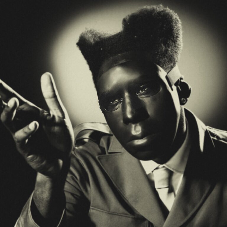 Stilisiertes Schwarz-Weiß-Porträt von Tyler, The Creator mit Maske und dramatischer Lichtsetzung – Cover des introspektiven Albums „CHROMAKOPIA“.