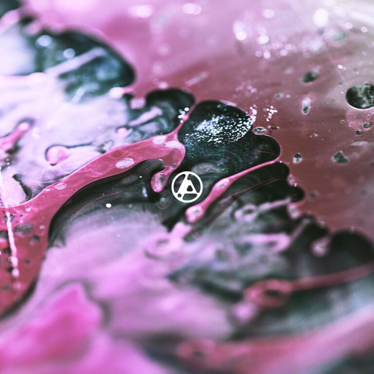 Abstraktes, verschwommenes Cover in Rosa- und Violetttönen mit flüssiger Textur und weißem LINKIN PARK-Symbol im Zentrum – Artwork zu „From Zero“.
