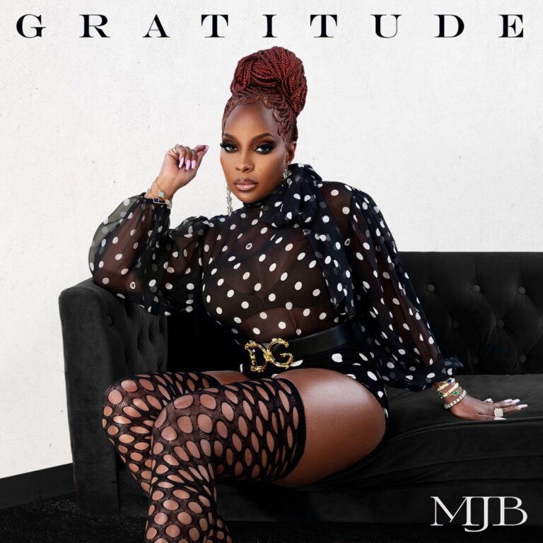Mary J. Blige sitzt selbstbewusst auf einem schwarzen Sofa, trägt ein gepunktetes Outfit und Netzstrümpfe – Cover ihres Albums Gratitude.