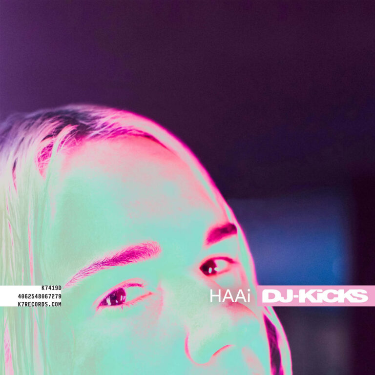 Neonfarbenes Close-up von HAAi mit überbelichteter, surrealer Farbgebung – Cover des DJ-Kicks-Mixes auf !K7 Records.