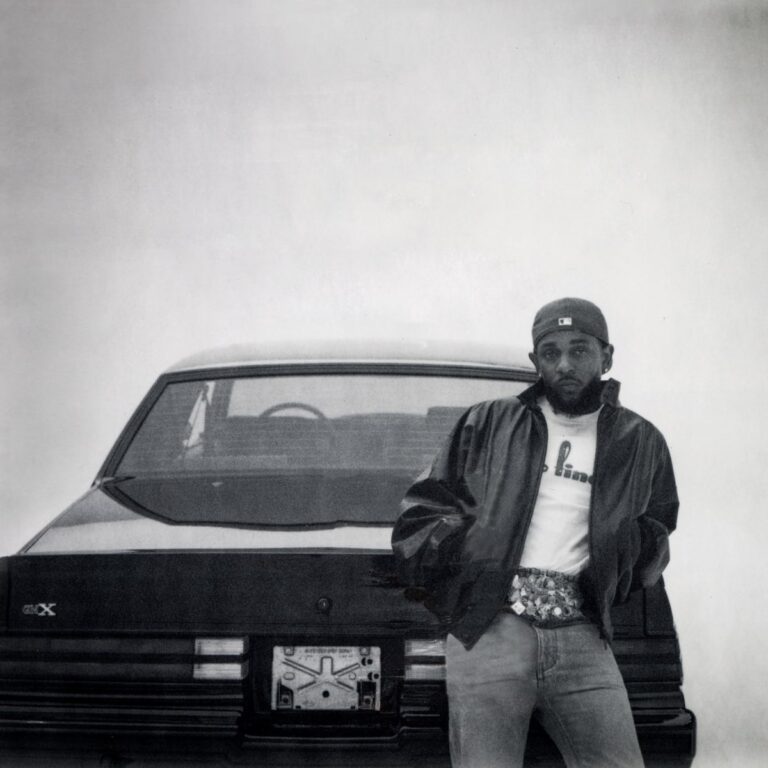Schwarz-weißes Coverfoto von Kendrick Lamar, der in Jeansjacke und Cap lässig an einem Oldtimer lehnt – minimalistisches, raues Artwork zu „GNX“.