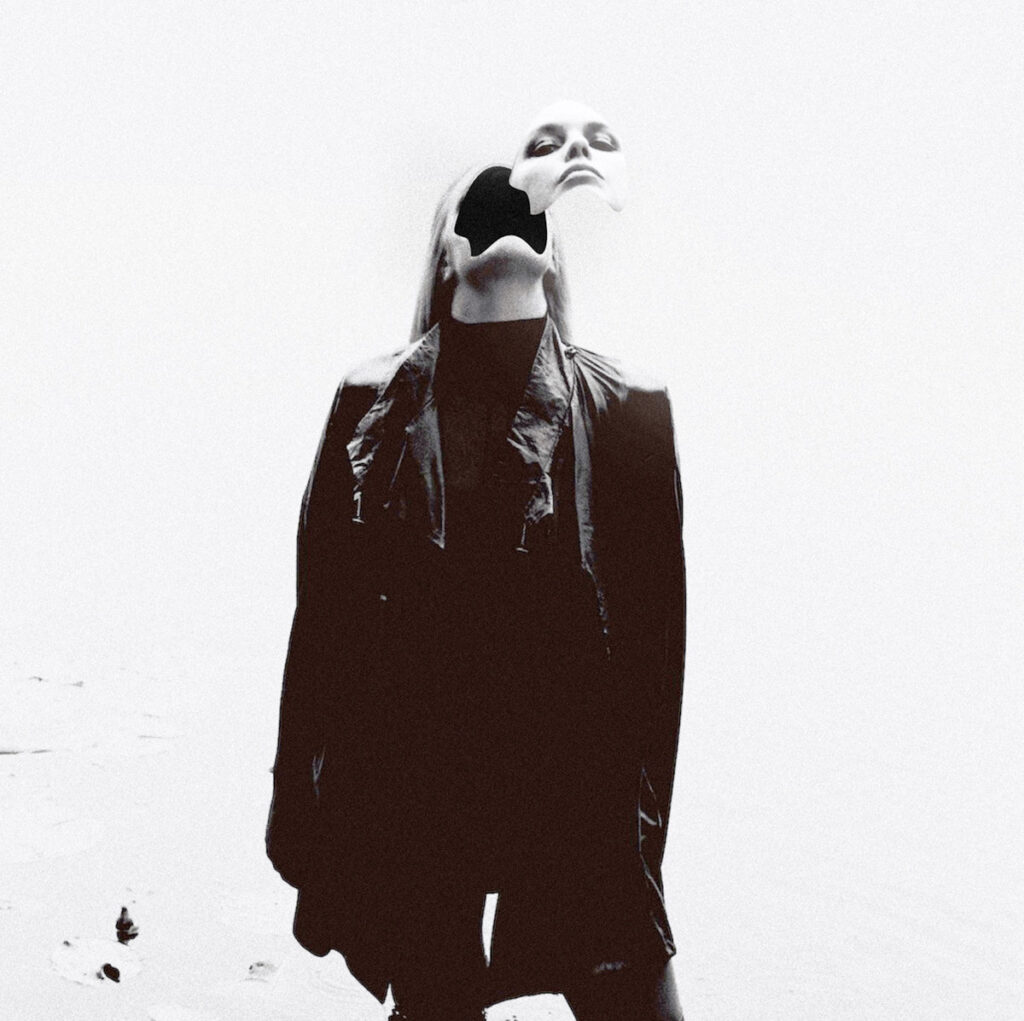Cover des Albums VEGA von EMIKA: Eine stilisierte, surreale Doppelbelichtung zeigt eine Frau mit abgelöster Kopf-Silhouette auf hellem Hintergrund.