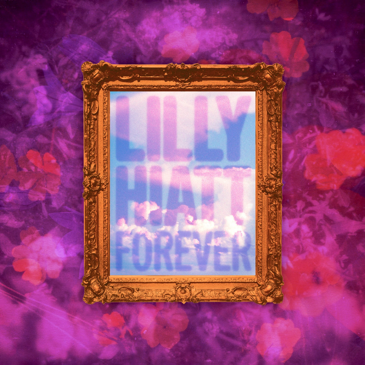 Albumcover von „Forever“ von Lilly Hiatt: Ein goldener Bilderrahmen zeigt himmelblaue Schrift mit Wolken auf einem blumig-violetten Hintergrund.
