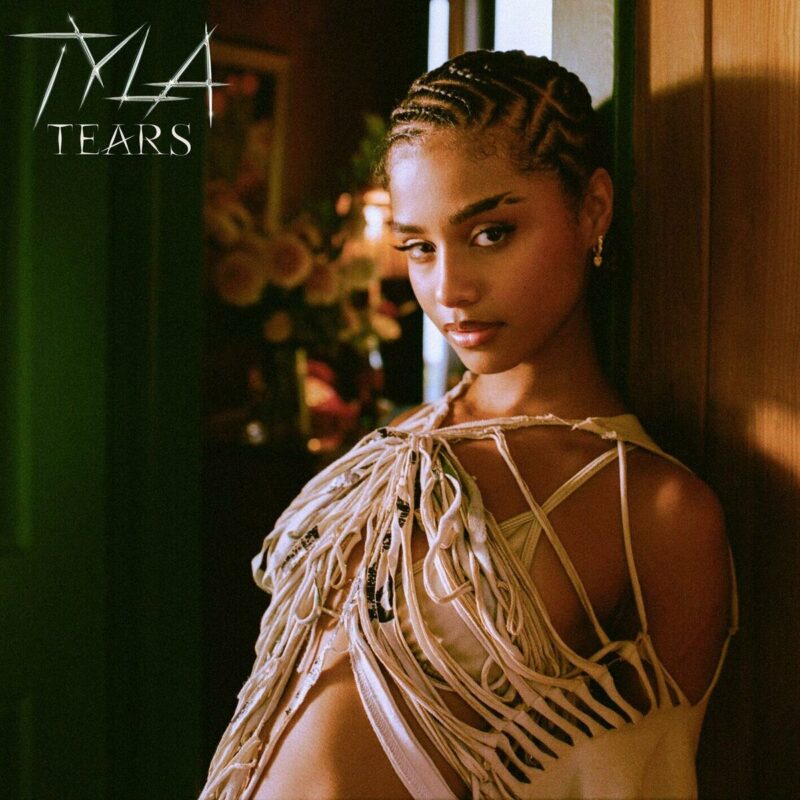 Porträt der Sängerin Tyla mit geflochtenem Haar und einem auffälligen, zerschlissenen Oberteil – offizielles Cover zur Single Tears.