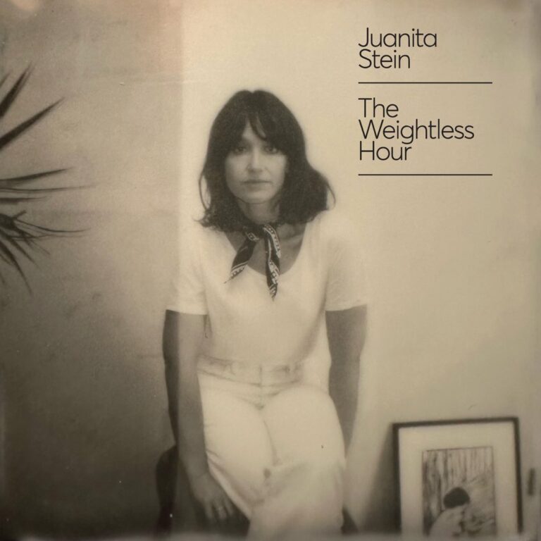 Sepiafarbenes Albumcover von The Weightless Hour mit Juanita Stein im schlichten Outfit vor neutralem Hintergrund, sanft melancholisch inszeniert.
