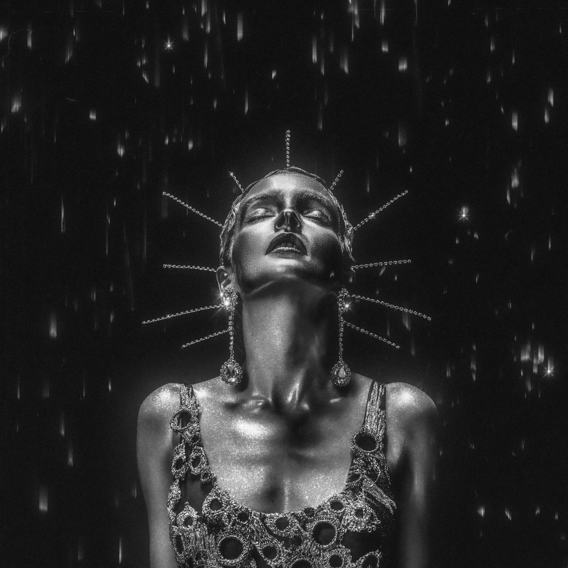 Dramatisch inszeniertes, schwarz-weißes Cover von Lauren Mayberrys Soloalbum Vicious Creatures, mit himmelwärts gerichtetem Blick und strahlenartigem Kopfschmuck.