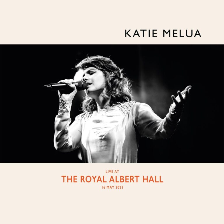 Katie Melua singt live auf der Bühne der Royal Albert Hall, elegant in Schwarz-Weiß inszeniert – Cover des Livealbums vom 16. Mai 2023.