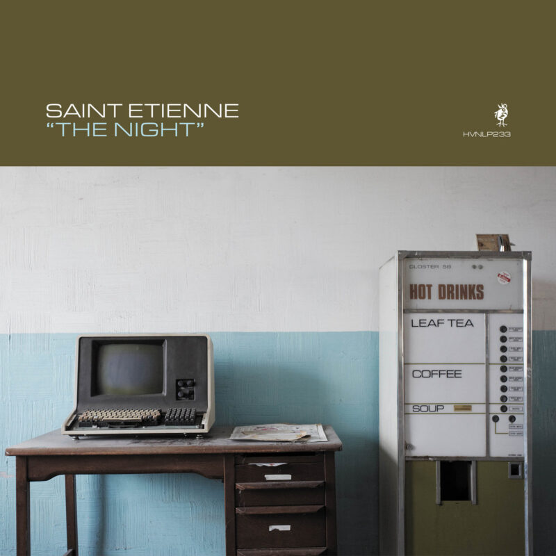 „Vintage-Schreibtisch mit altem Computer neben einem Getränkeautomaten – Cover des Albums The Night von Saint Etienne im Retro-Look.“