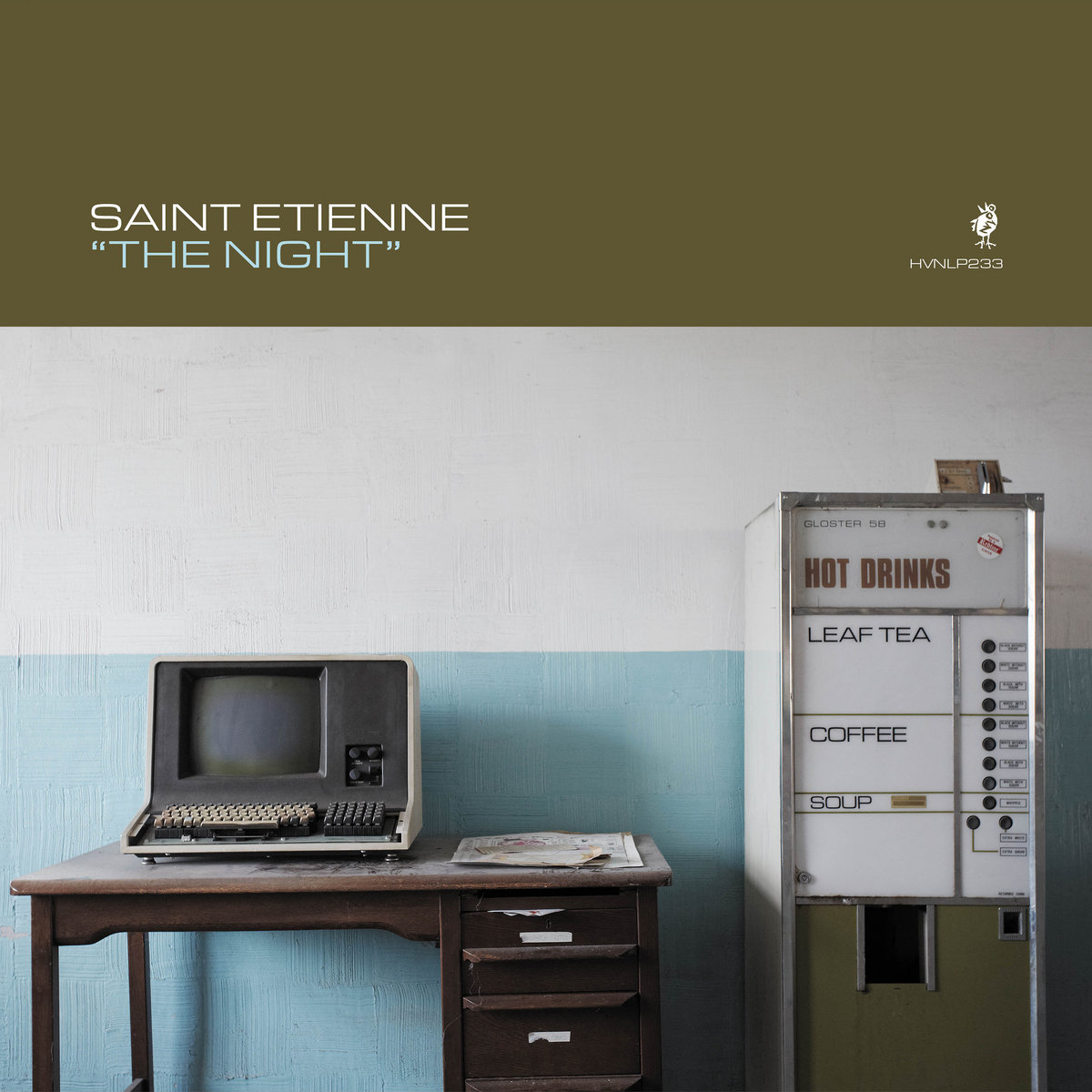 „Vintage-Schreibtisch mit altem Computer neben einem Getränkeautomaten – Cover des Albums The Night von Saint Etienne im Retro-Look.“
