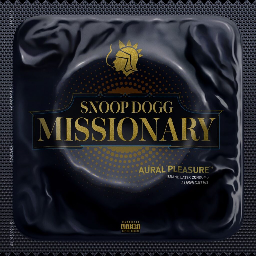 „Albumcover von Missionary von Snoop Dogg: schwarzes Kondompäckchen mit goldener Schrift, stilisiert und provokativ gestaltet.“