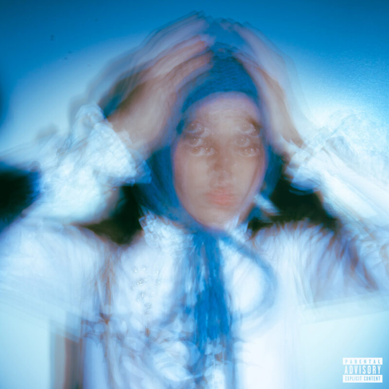 Verwischtes Porträt in kühlen Blautönen: Ally Evenson mit Händen am Kopf – Artwork zum Debütalbum BLUE SUPER LOVE.