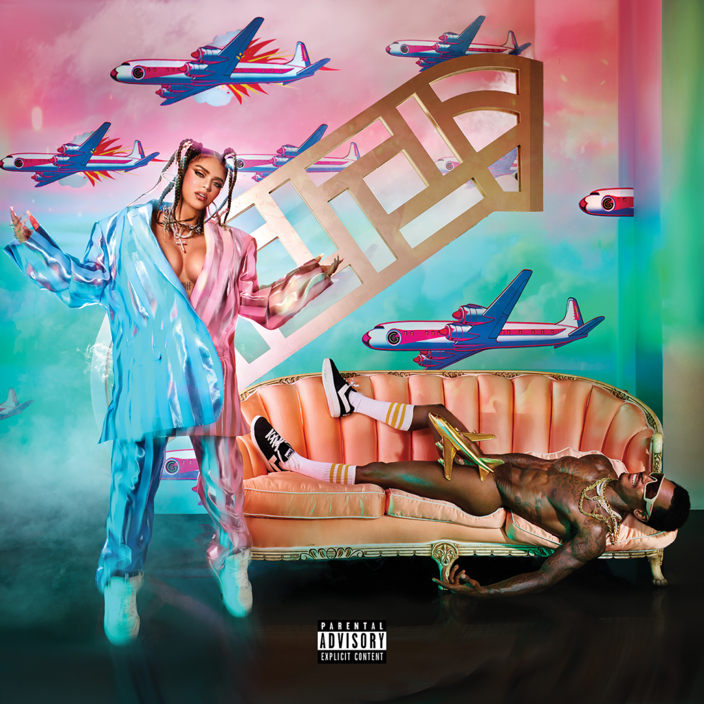 Cover des Albums „KG0516“ von Karol G: Karol in glänzendem Anzug vor surrealer Kulisse mit Flugzeugen und goldener Sofalandschaft