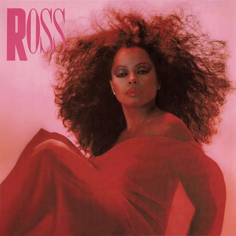 Diana Ross in rotem Kleid mit vollem, lockigem Haar vor pinkem Hintergrund.