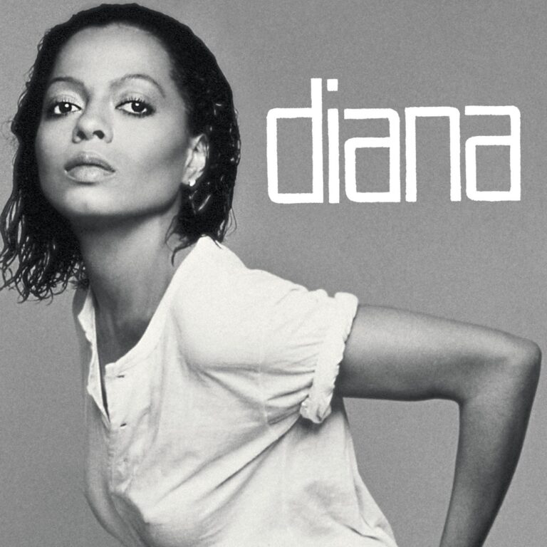 Diana Ross posiert in einem weißen Oberteil vor einem grauen Hintergrund mit dem Albumtitel Diana.