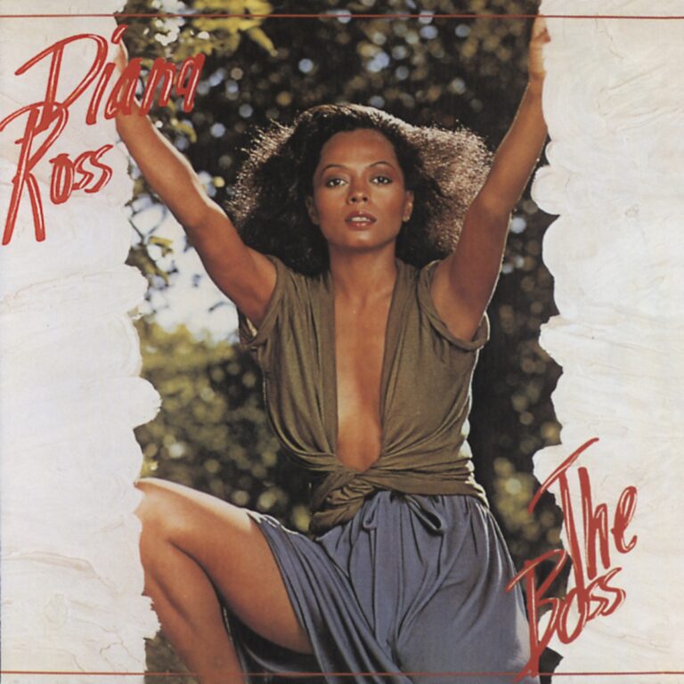 Diana Ross posiert auf dem Cover ihres Albums The Boss in einem eleganten Outfit vor einer natürlichen Kulisse.