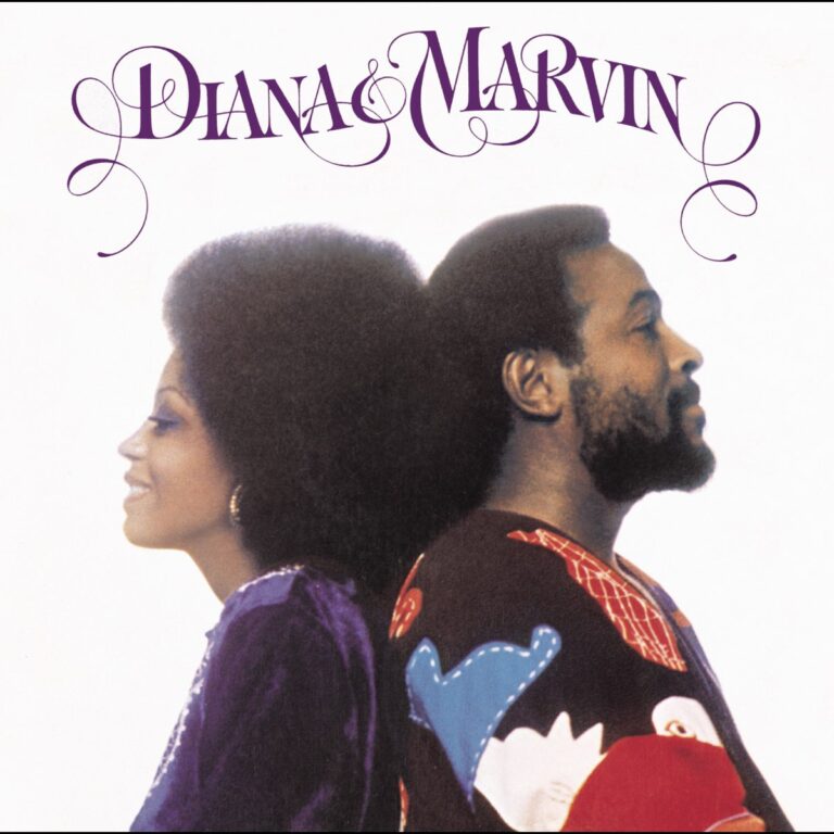 Diana Ross und Marvin Gaye stehen Rücken an Rücken, beide mit charakteristischen Frisuren und stilvollen Outfits.