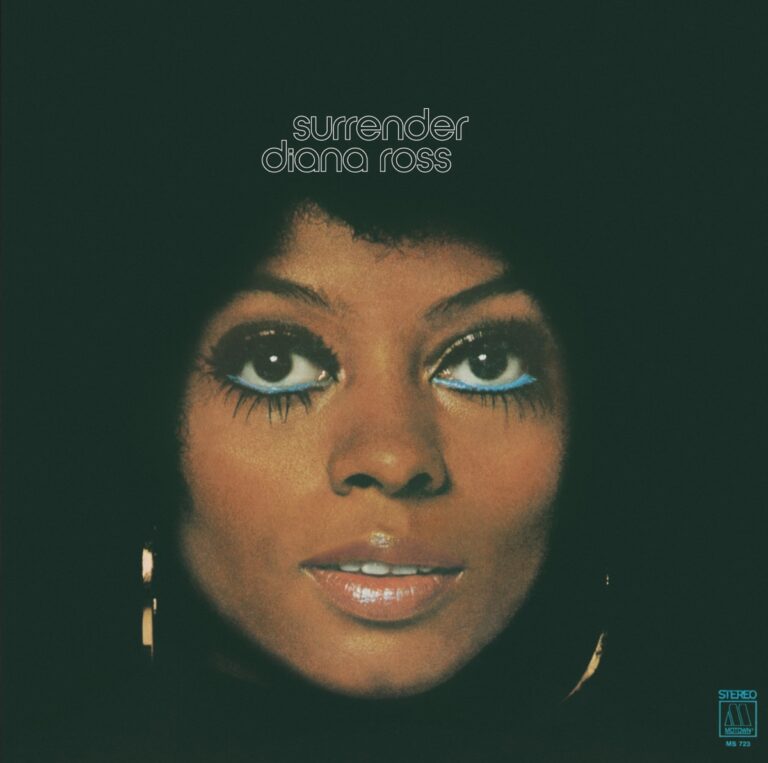Diana Ross mit auffälligem Make-up und vollem Haar auf dem Cover ihres Albums Surrender.