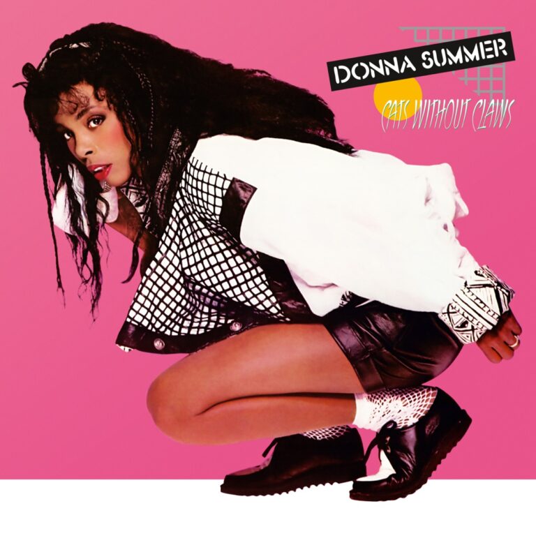 Donna Summer posiert in einem auffälligen Outfit vor einem pinken Hintergrund.