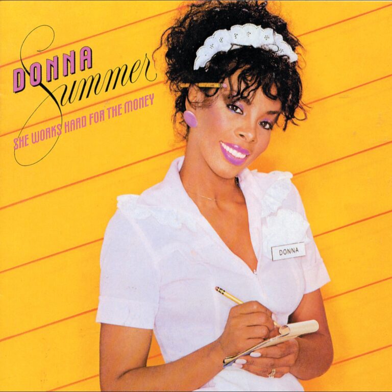 Albumcover von Donna Summer mit Titel She Works Hard for the Money, zeigt die Künstlerin in einem weißen Outfit vor gelbem Hi