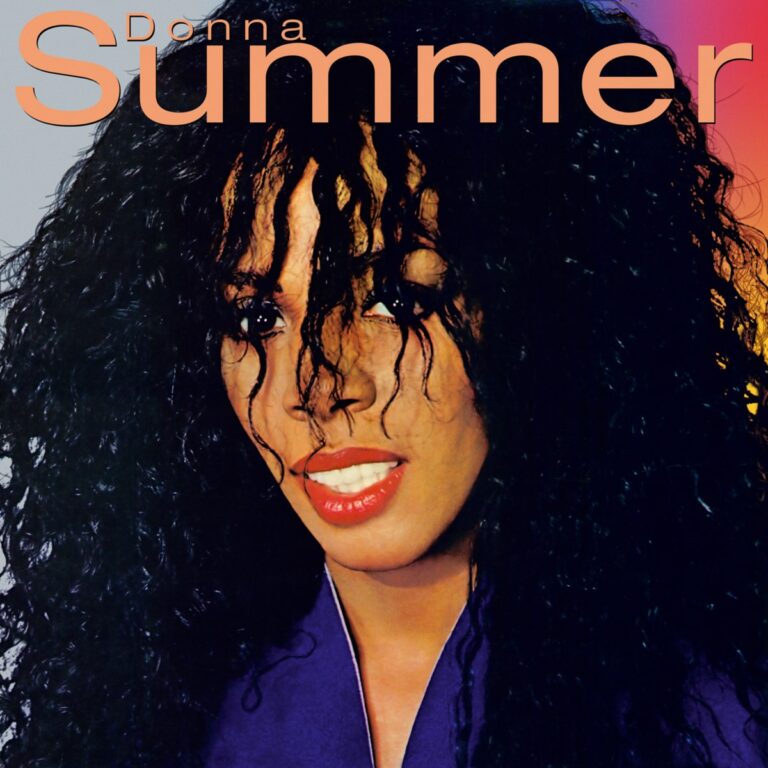 Albumcover von Donna Summer mit der Künstlerin in einem lila Outfit und lockigem Haar.
