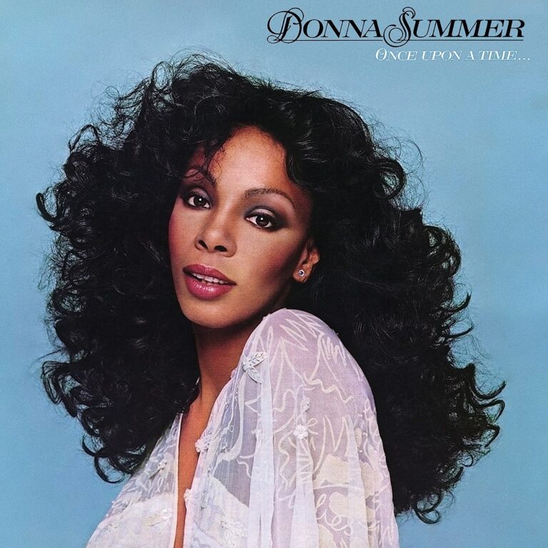 Donna Summer mit lockigem Haar und zartem Oberteil auf dem Cover ihres Albums Once Upon a Time.