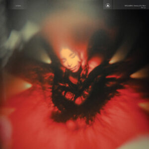 Verschwommenes, traumartiges Cover von SPELLLINGs „Portrait of My Heart“ mit der in Rot und Schwarz getauchten Silhouette der Künstlerin inmitten leuchtender Lichtreflexe.