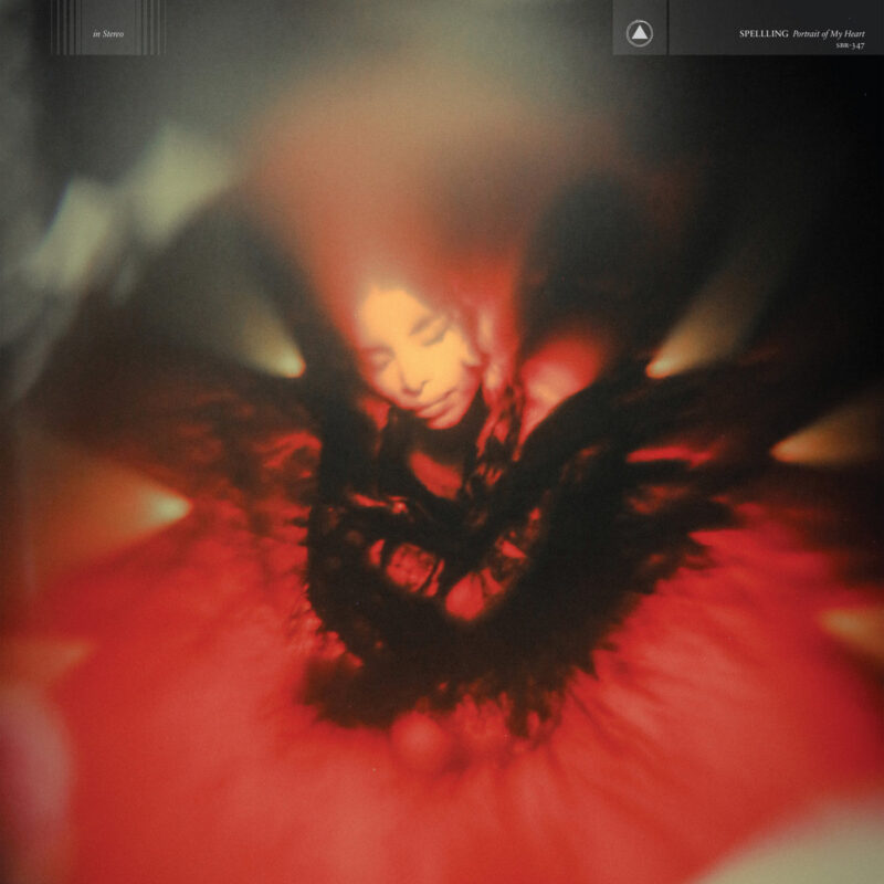 Verschwommenes, traumartiges Cover von SPELLLINGs „Portrait of My Heart“ mit der in Rot und Schwarz getauchten Silhouette der Künstlerin inmitten leuchtender Lichtreflexe.
